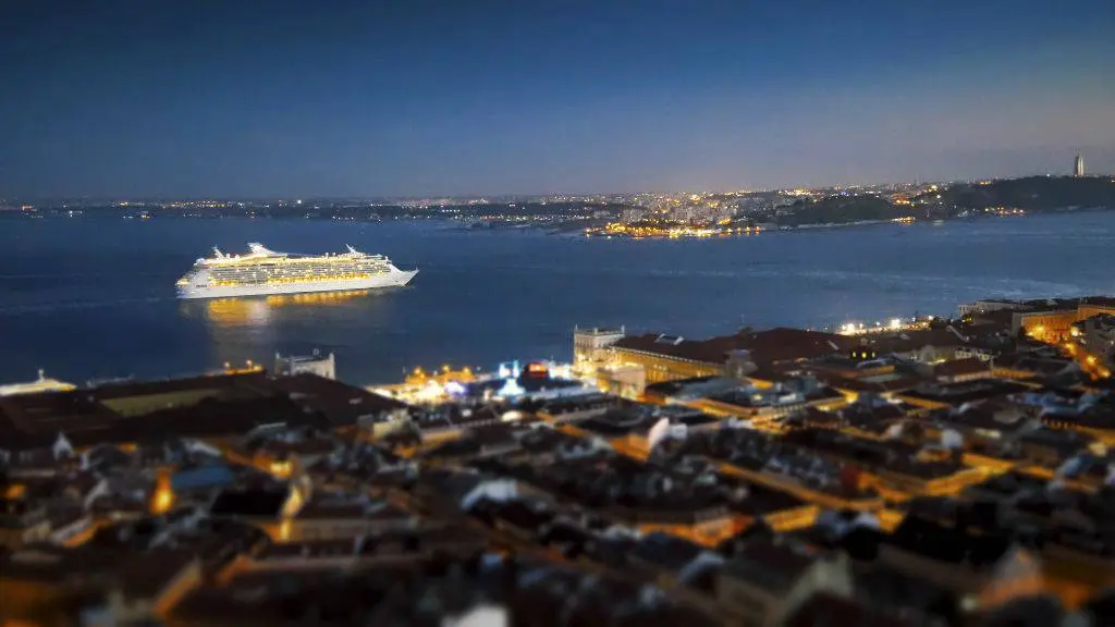 Lissabon Castello - Hafen - Kreuzfahrtschiff